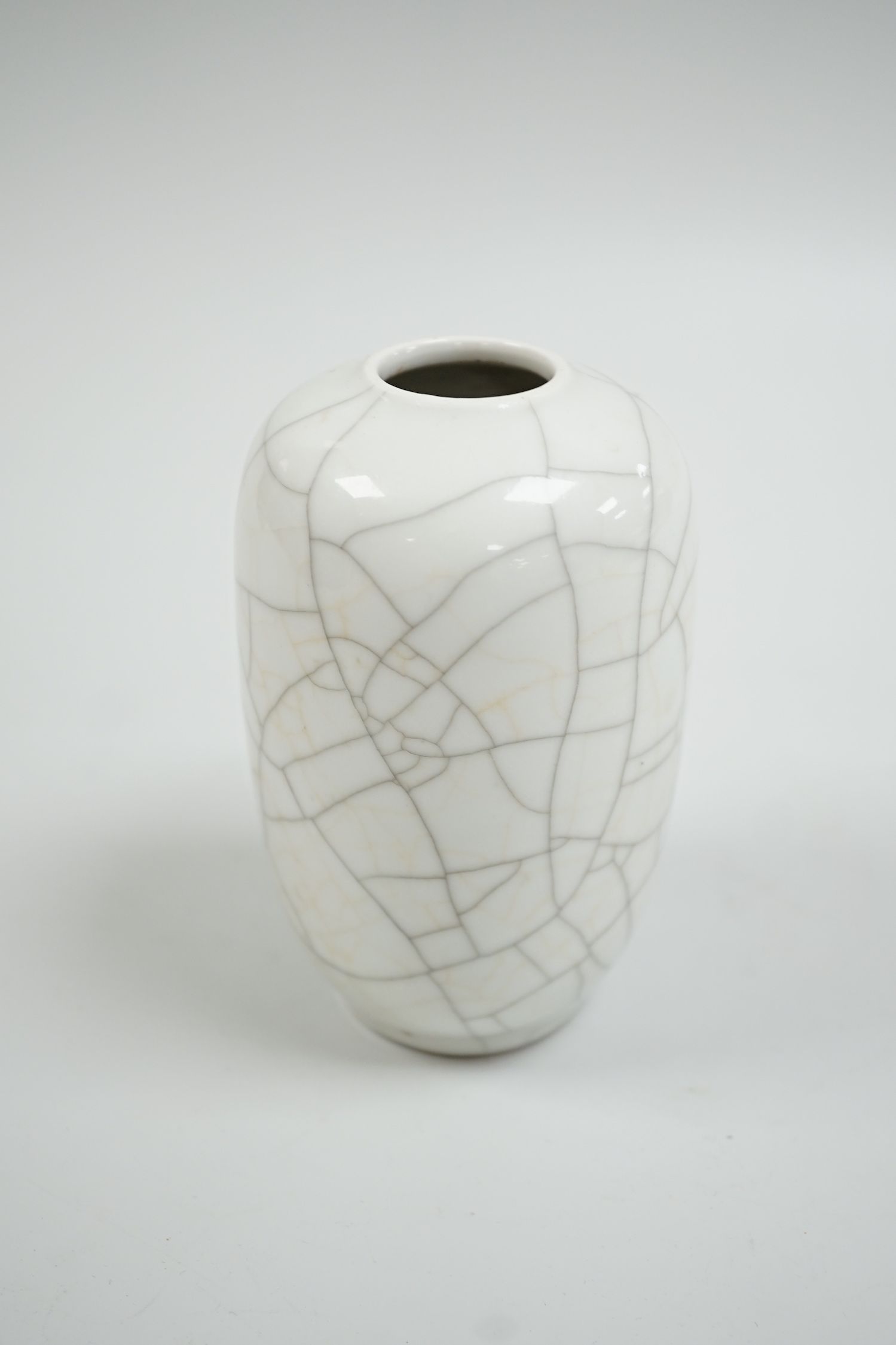 A Chinese crackleglaze vase, early 20th century, 12cm high